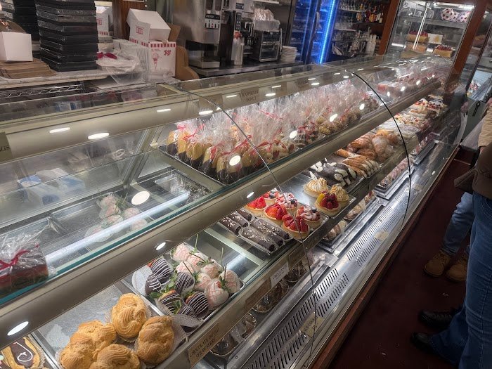 Discovering Ferrara Bakery & Cafe: New York's Timeless Pastry Paradise Review