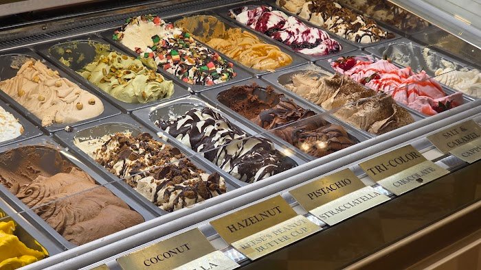 Discovering Ferrara Bakery & Cafe: New York's Timeless Pastry Paradise Review