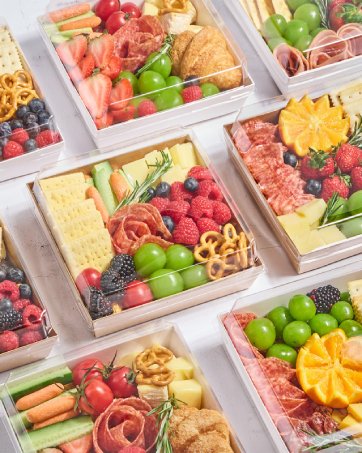 Wholesale 50 Pack 7.5 Inch Pink Paper Charcuterie Boxes with Clear Lids for Desserts Cookies Sandwiches Pastries Strawberries Cupcakes Manufacturer Wholesale 50 Pack 7.5 Inch Pink Paper Charcuterie Boxes with Clear Lids for Desserts Cookies Sandwiches Pastries Strawberries Cupcakes Manufacturer